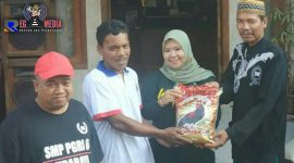 Politisi PKB Hj.Camelia Habiba saat memberikan bantuan sembako kepada korban kebakaran di Surabaya.
