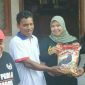 Politisi PKB Hj.Camelia Habiba saat memberikan bantuan sembako kepada korban kebakaran di Surabaya.