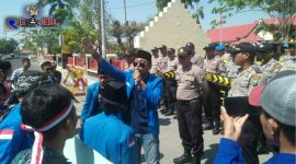 Puluhan mahasiswa saat melakukan aksi demonstrasi didepan kantor Mapolres Sampang.