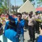 Puluhan mahasiswa saat melakukan aksi demonstrasi didepan kantor Mapolres Sampang.