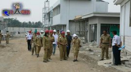 Bupati Blitar didampingi Wakil Bupati Blitar saat meninjau pembangunan RSUD Srengat.