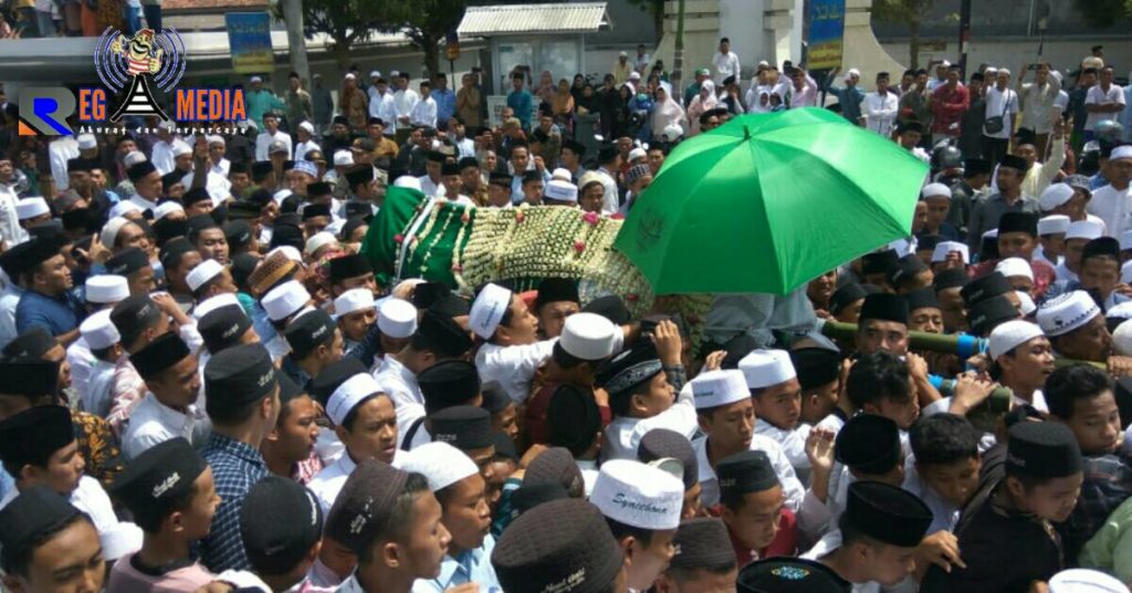 Ribuan Warga Padati Masjid Agung Sholatkan Jenazah Kiai Fuad