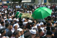 Ribuan warga berduyun-duyun dan berebut keranda jenazah (alm) Kiai Fuad menuju pemakaman martajazah.