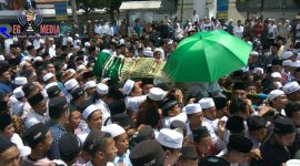 Ribuan warga berduyun-duyun dan berebut keranda jenazah (alm) Kiai Fuad menuju pemakaman martajazah.