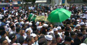 Ribuan Warga Padati Masjid Agung Sholatkan Jenazah Kiai Fuad