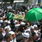 Ribuan warga berduyun-duyun dan berebut keranda jenazah (alm) Kiai Fuad menuju pemakaman martajazah.