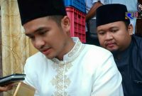 Ra Imron (adik alm. Kiai Fuad) saat diwawancara awak media usai jenazah Kiai Fuad di makamkan.