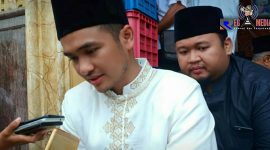 Ra Imron (adik alm. Kiai Fuad) saat diwawancara awak media usai jenazah Kiai Fuad di makamkan.