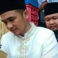 Ra Imron (adik alm. Kiai Fuad) saat diwawancara awak media usai jenazah Kiai Fuad di makamkan.