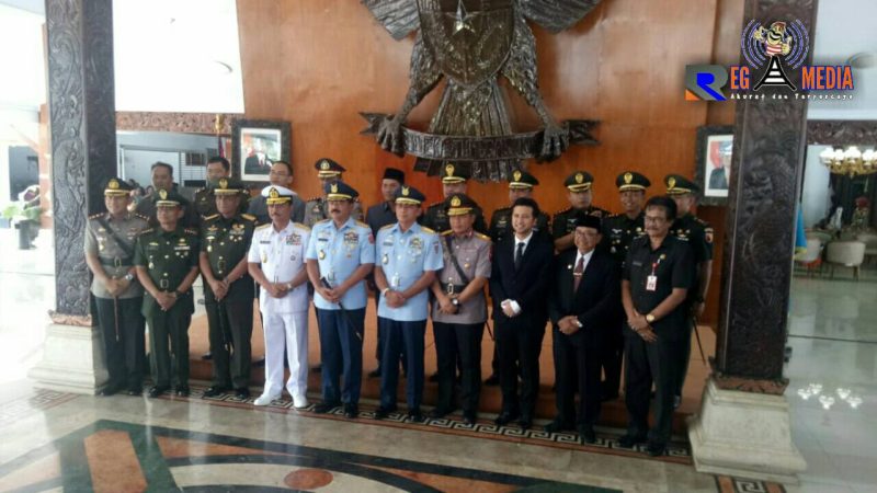 Panglima TNI bersama rombongan juga Bupati Blitar serta Forkopimda Kabupaten dan Kota Blitar di Pendopo Ronggo Hadinegoro Kabupaten Blitar.