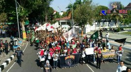 Situasi saat ribuan masyarakat melakukan aksi turun jalan dukung Polres Lumajang tuntaskan kasus money game Q-net.