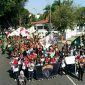 Situasi saat ribuan masyarakat melakukan aksi turun jalan dukung Polres Lumajang tuntaskan kasus money game Q-net.
