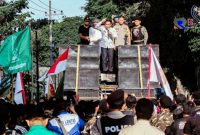 Tampak Bupati Lumajang Toriqul Haq tengah berorasi dihadapan ribuan masyarakat dalam mendukung Kapolres Lumajang untuk menuntaskan kejahatan money game oleh Q-net.