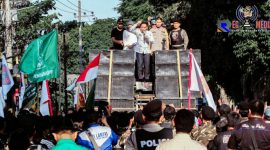 Tampak Bupati Lumajang Toriqul Haq tengah berorasi dihadapan ribuan masyarakat dalam mendukung Kapolres Lumajang untuk menuntaskan kejahatan money game oleh Q-net.