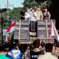 Tampak Bupati Lumajang Toriqul Haq tengah berorasi dihadapan ribuan masyarakat dalam mendukung Kapolres Lumajang untuk menuntaskan kejahatan money game oleh Q-net.