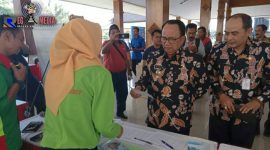 Bupati Blitar Drs. H Rijanto, MM dan Kadis Nakertrans hadiri kegiatan Job Market Fair di Pendopo Sasana Adi Praja.