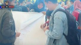 Sejumlah mahasiswa turut menandatangani saat aksi 1000 tanda tangan penolakan RUU KPK dan RUU KUHP.