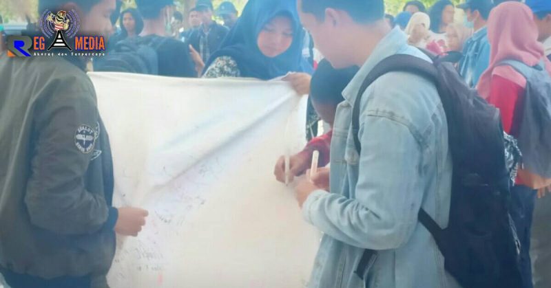 Sejumlah mahasiswa turut menandatangani saat aksi 1000 tanda tangan penolakan RUU KPK dan RUU KUHP.