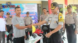 Secara simbolis Kabag Ops Polres Blitar mengembalikan barang bukti kendaraan dalam kegiatan Gebyar Expo.
