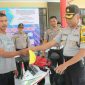 Secara simbolis Kabag Ops Polres Blitar mengembalikan barang bukti kendaraan dalam kegiatan Gebyar Expo.