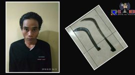 Pelaku senjata tajam (sajam) saat diamankan di Mapolsek Tempeh, Lumajang.