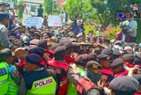 Situasi saat ratusan mahasiswa mencoba merengsek masuk ke kantor DPRD Bangkalan.