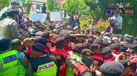 Situasi saat ratusan mahasiswa mencoba merengsek masuk ke kantor DPRD Bangkalan.
