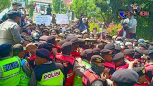 Tolak RUU KPK dan KUHP, Ratusan Mahasiswa Demo Kantor DPRD Bangkalan