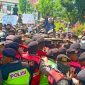 Situasi saat ratusan mahasiswa mencoba merengsek masuk ke kantor DPRD Bangkalan.