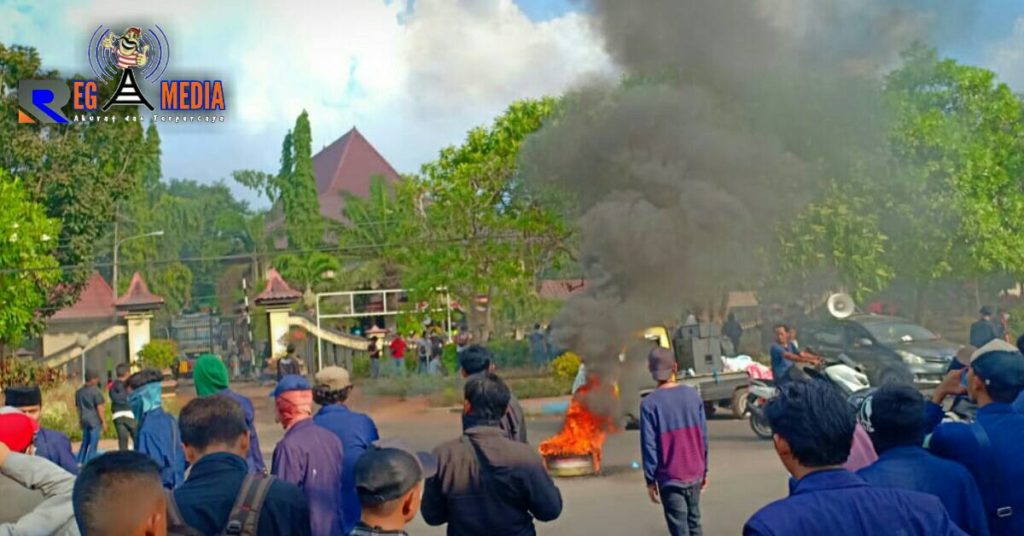 Demo di Bangkalan Ricuh Hingga Bakar Ban