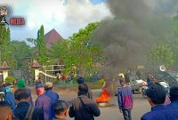 Situasi kericuhan  demo berakhir pemblokadean jalan dan bakar ban.