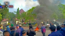 Situasi kericuhan  demo berakhir pemblokadean jalan dan bakar ban.