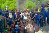 Segerombolan mahasiswa ditengah situasi tidak kondusifnya aksi demo di Bangkalan.