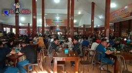 Seluruh kepala desa di Kabupaten Sampang tengah beristirahat dan sarapan pagi dalam perjalanan studi banding ke Bandung.