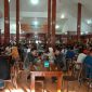 Seluruh kepala desa di Kabupaten Sampang tengah beristirahat dan sarapan pagi dalam perjalanan studi banding ke Bandung.