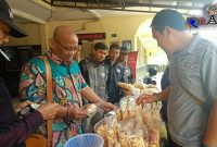 Beberapa Kepala Desa di Sampang saat melihat dan mencoba makanan/camilan khas Bandung.