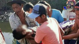 Warga saat mengevakuasi jasad korban.