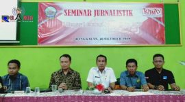 Ketua Komunitas Wartawan Bangkalan dan Kabid SMP Dinas Pendidikan serta bersama dua  pemateri saat berlangsungnya acara seminar jurnalistik