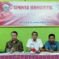 Ketua Komunitas Wartawan Bangkalan dan Kabid SMP Dinas Pendidikan serta bersama dua  pemateri saat berlangsungnya acara seminar jurnalistik