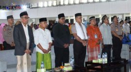 Dekan Fakultas Ilmu Sosial dan Budaya (Fisib) UTM, Surokim Abdussalam (baju batik) bersama tiga pemateri talk show di Gedung pertemuan