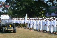 Terlihat santri tegak dengan gagah menyambut Bupati Bangkalan (R. Abd. Latif Amin Imron) mengecek persiapan para peserta apel Hari Santri Nasional (HSN).