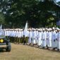 Terlihat santri tegak dengan gagah menyambut Bupati Bangkalan (R. Abd. Latif Amin Imron) mengecek persiapan para peserta apel Hari Santri Nasional (HSN).