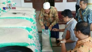 Sidak Supplier Bulog, Dinsos Bangkalan Pastikan Kualitas Beras