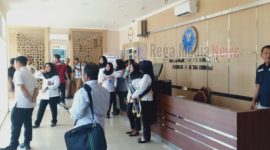 Suasana ruang lobby kantor Badan Narkotika Nasional Provinsi (BNNP) Jawa Timur saat berlangsungnya tes narkoba Bacakades se-Kab. Sampang.