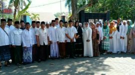 Kepala Dinas Lingkungan Hidup Bangkalan (Hadari), bersama sejumlah pegawai dan staf saat pose bersama gunakan pakaian ala santri.