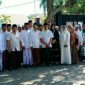 Kepala Dinas Lingkungan Hidup Bangkalan (Hadari), bersama sejumlah pegawai dan staf saat pose bersama gunakan pakaian ala santri.
