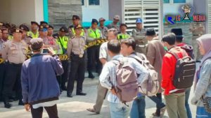 Puluhan Massa Luruk Kantor Disdik Bangkalan