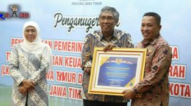 Bupati Sampang (H. Slamet Junaidi) menerima piagam penghargaan WTP dari Kementerian Keuangan.