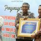 Bupati Sampang (H. Slamet Junaidi) menerima piagam penghargaan WTP dari Kementerian Keuangan.