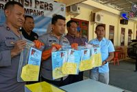 Konferensi pers kasus tipikor pembangunan RKB SMPN 2 Ketapang, di Mapolres Sampang.